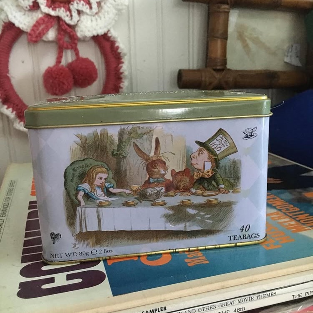 2019 Alice in W O N D E R L A N D Tea tin